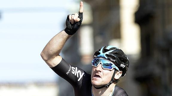 Viviani celebra su triunfo. 