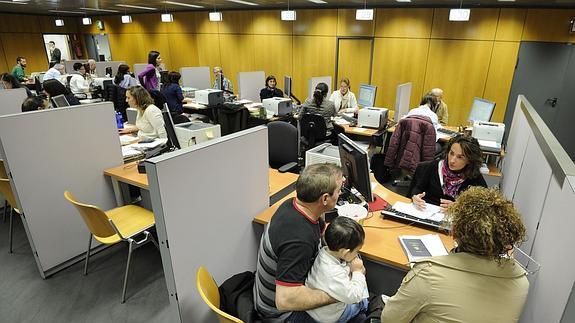 Trabajadores de Hacienda atienden a los contribuyentes.