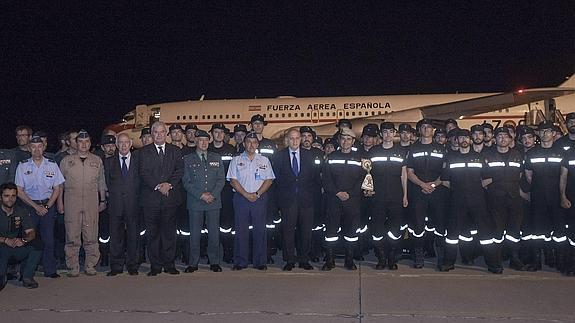 Fernández Díaz, junto a los efectivos de la UME y los guardias civiles desplazados a Nepal.