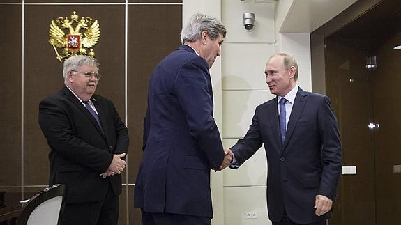 John Kerry estrecha la mano de Vladímir Putin. 