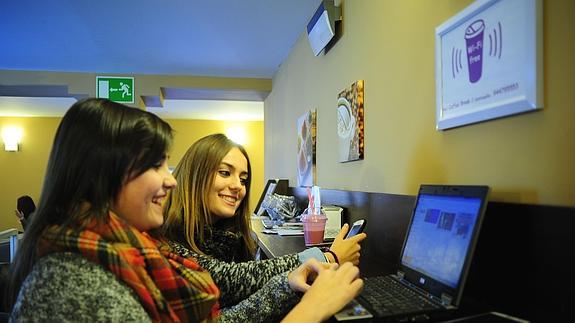 Dos jóvenes frente al ordenador.