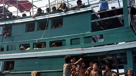 Un grupo de inmigrantes rohingyas piden ayuda desde un barco a la deriva.