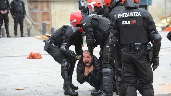 La Ertzaintza interviene para deshacer el muro. 