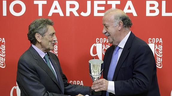 Vicente del Bosque (d), seleccionador nacional de fútbol, durante la entrega del III Premio Tarjeta Blanca Copa Coca-Cola a Carlos Mouriño, presidente del Celta de Vigo.