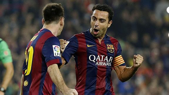 Xavi 8d) celebra un gol con Messi. 