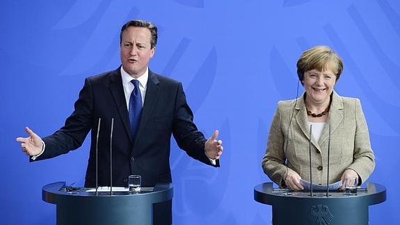 David Cameron, junto a Angela Merkel. 