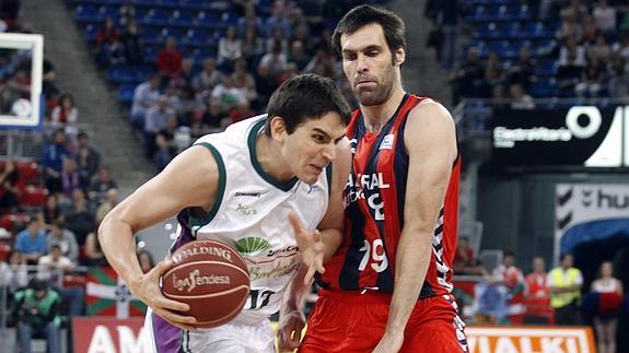 Carlos Suárez (i) trata de superar a San Emeterio. 