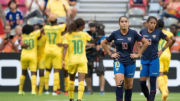 Desesperación de las jugadoras ecuatorianas ante uno de los goles de Camerún.