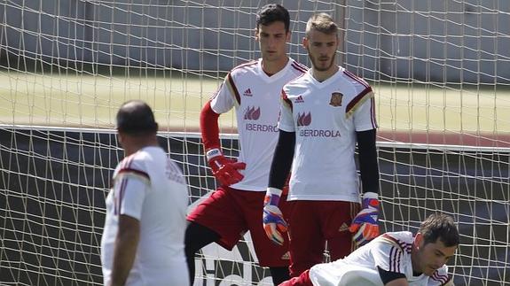 Sergio Rico (i), De Gea (c) y Casillas (d). 