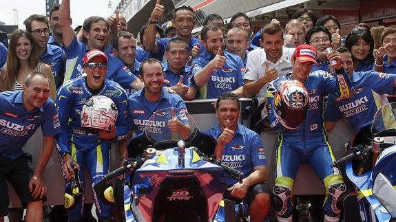 Aleix Espargaró posa con miembros del equipo de Suzuki. 