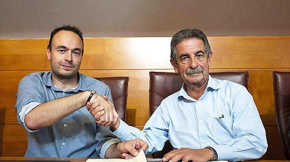 José Ramón Blanco y Miguel Ángel Revilla sellan el pacto.