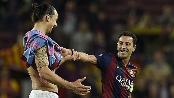 Ibrahimovic (i) saluda a Xavi. 