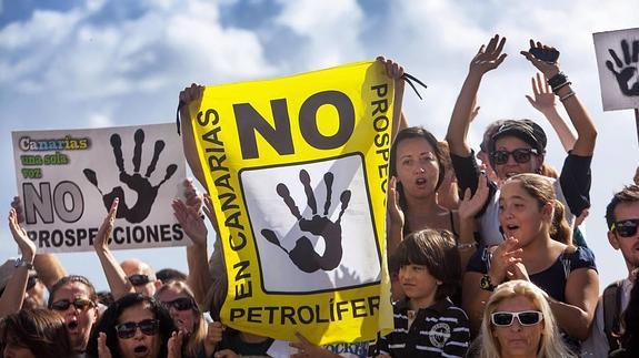 Manifestantes protestando contra las prospecciones petrolíferas de Repsol en Canarias