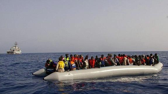 Inmigrantes cerca de la costa de Italia.
