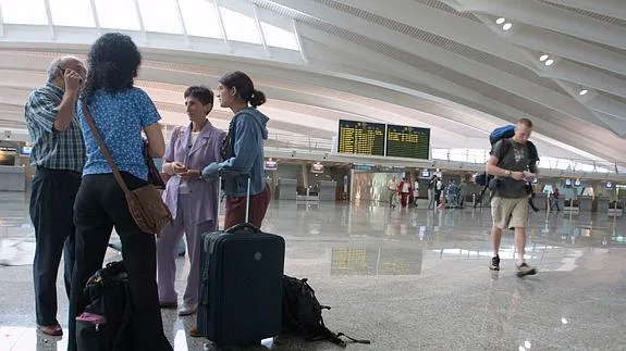Unos turistas en el Aeropuerto de Loiu. / 