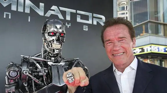 Schwarzenegger posa ante la prensa en el estreno de su última película.