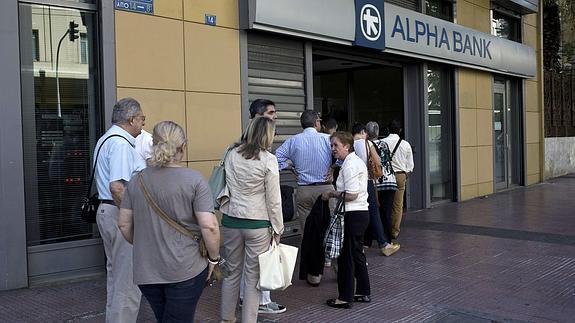 Cola ante un cajero en Atenas. 