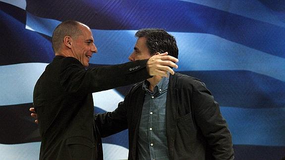 Yanis Varoufakis abraza a su sucesor, Euclides Tsakalotos. 