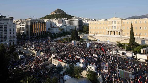 Miles de griegos se manifiestan a favor de un acuerdo y de seguir en el euro