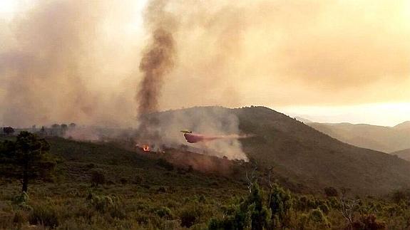 Labores de extinción del incendio de Montán (Castellón).