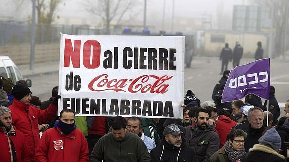 Trabajadores de la planta de Coca-Cola en Fuenlabrada se manifiestan ante la fábrica.