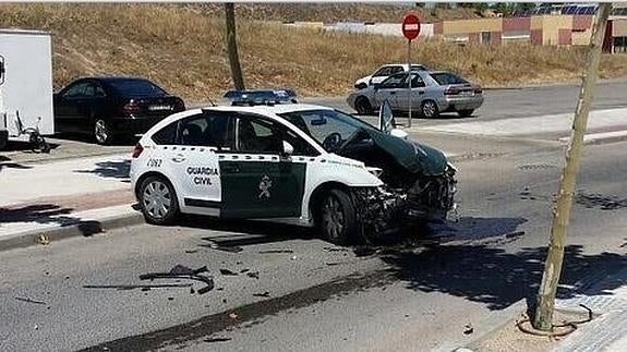 Coche de los guardias civiles afectados.