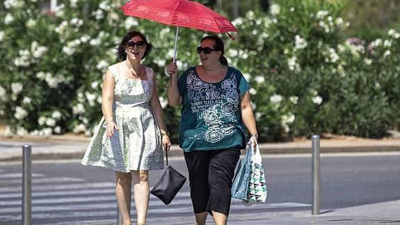 Dos mujeres se protegen del intenso calor en Valencia.