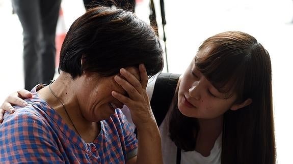 Familiares de las víctimas expresan su desolación. 