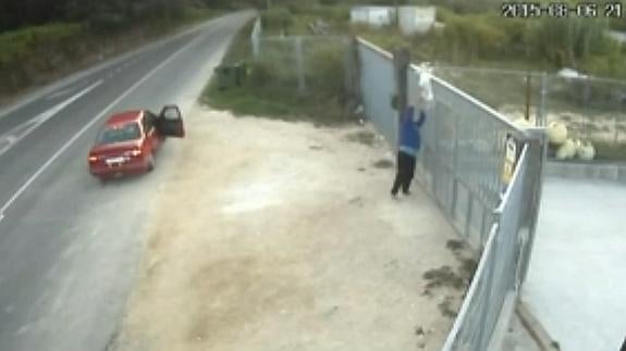 Abandonan a su perro lanzándolo por encima de la valla de la protectora