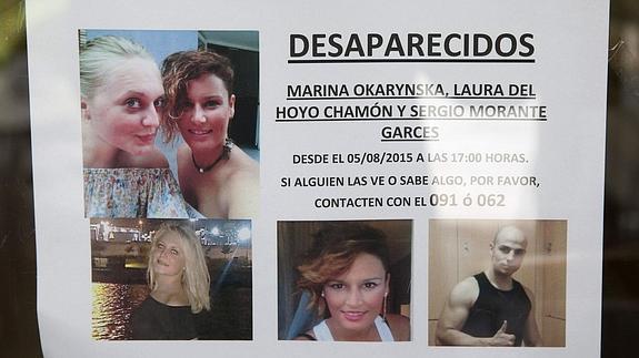 Un cartel anuncia la desaparición de Marina Okarynska y Laura del Hoyo. 