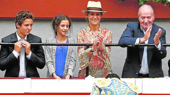 El rey Juan Carlos, junto a su hija la infanta Elena y sus nietos, Froilán, y Victoria Federica.