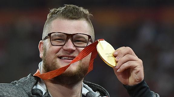Pawel Fajdek pierde su medalla de oro en una borrachera