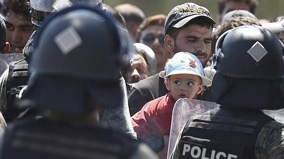Inmigrantes esperando a entrar en Grecia.