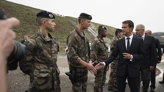 El primer ministro francés, Manuel Valls (2d), saluda a varios soldados.