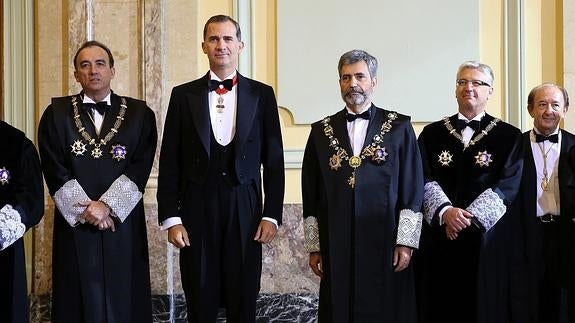 El Rey, acompañado por el presidente del Poder Judicial, Carlos Lesmes (3d), durante la ceremonia de apertura del Año Judicial.