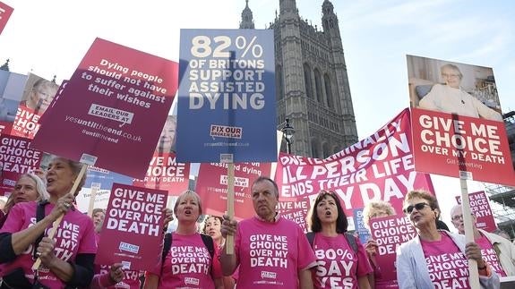 Manifestantes a favor del suicidio asistido protestan ante las Casas del Parlamento en Londres.