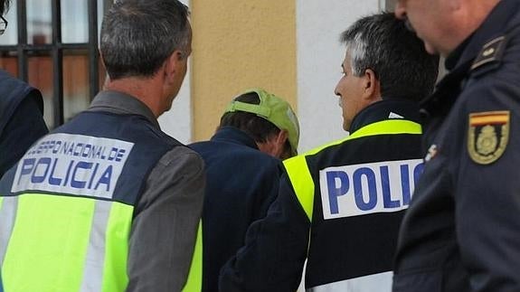 El detenido (con gorra), en el momento de entrar en los juzgados. 