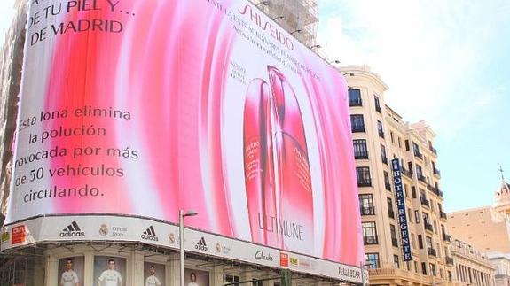 Dos lonas producen el mismo oxígeno que proporciona el Parque del Retiro.