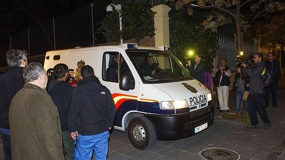 Un furgón traslada a cuatro de los imputados por abusos a menores en Granada.