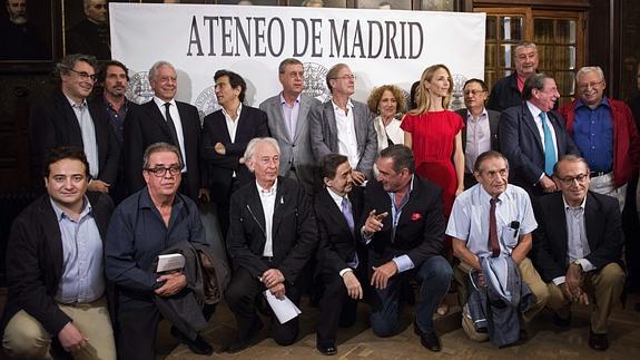 otografía de familia de los asistentes al acto en el Ateneo. 