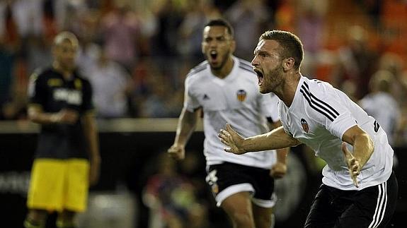 Mustafi celebra su gol ante el Granada.