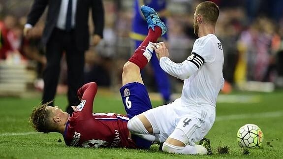 Sergio Ramos, en un lance con Torres previo al penalti cometido en el derbi. 