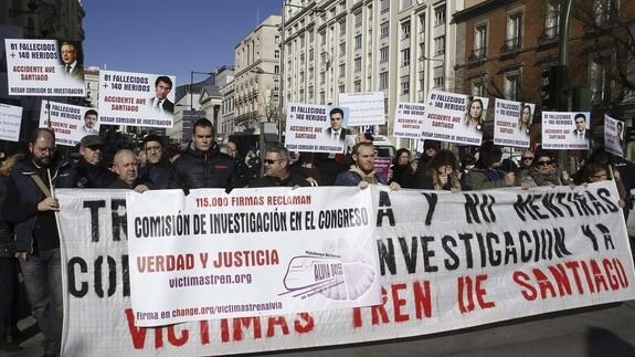 Miembros de la plataforma Víctimas Alvia 04155, durante una concentración en Madrid. 