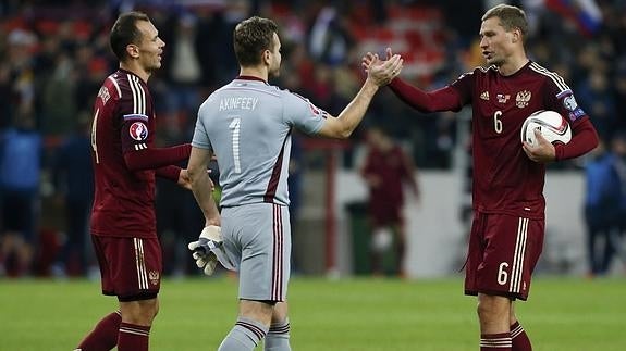 Varios futbolistas rusos celebran la clasificación. 