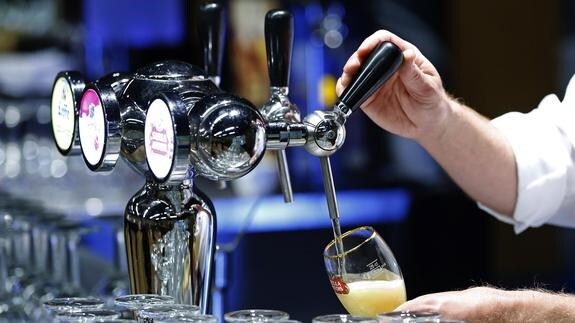 Un camarero sirve un vaso de cerveza en Bruselas. 