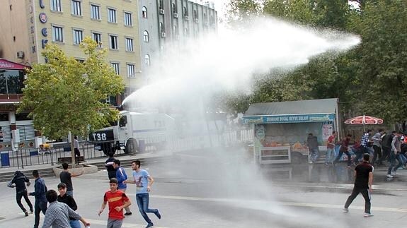 La Policía turca dispersa una protesta de kurdos en Diyarbakir.
