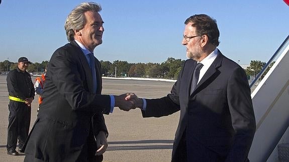 Mariano Rajoy es recibido por el representante permanente de España ante la ONU a su llegada a Nueva York.