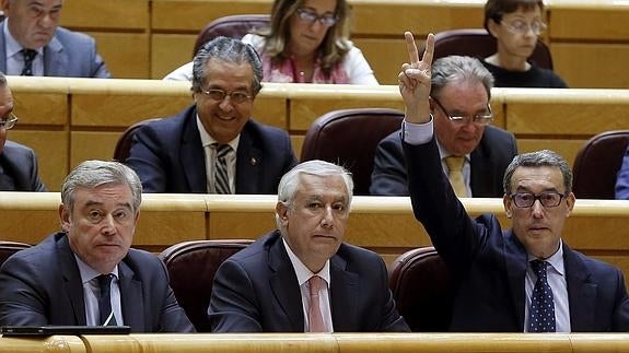 Los senadores del PP Barreiro, Arenas y Sanz, durante la votación.