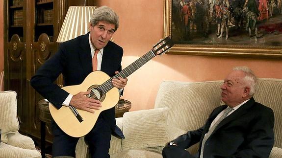 John Kerry posa junto a García-Margallo con la guitarra que éste le ha regalado.