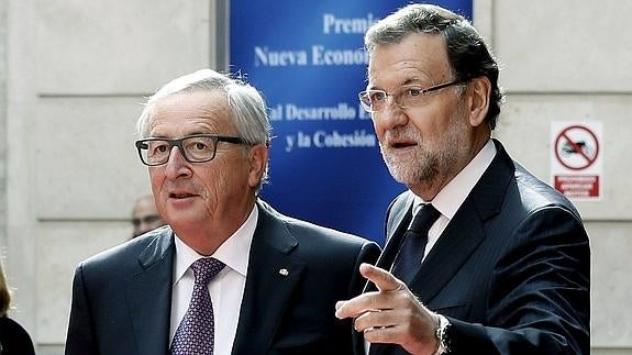 El presidente de la Comisión Europea, Jean Claude Juncker (i), acompañado por el presidente del Gobierno, Mariano Rajoy (d).